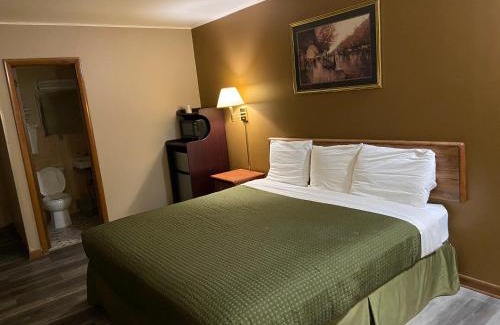 Dyersville Hotel | Colonial Inn