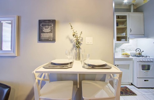 Midtown Apartment | Colonial-Inspired Stay: Near Arts, Music & History