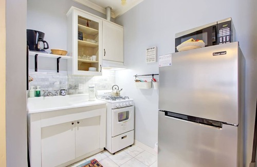 Midtown Apartment | Colonial-Inspired Stay: Near Arts, Music & History