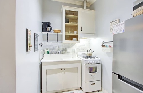 Midtown Apartment | Colonial-Inspired Stay: Near Arts, Music & History