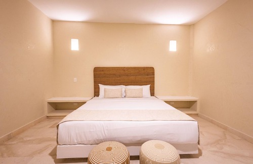 Centro Hotel | Colonial Room @Walled City with King Bed