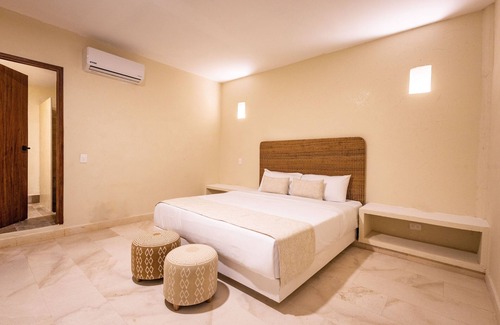 Centro Hotel | Colonial Room @Walled City with King Bed