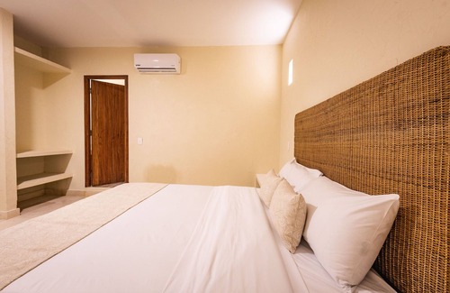 Centro Hotel | Colonial Room @Walled City with King Bed
