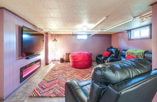 Roanoke House | Colorful Roanoke Vacation Rental with Hot Tub!