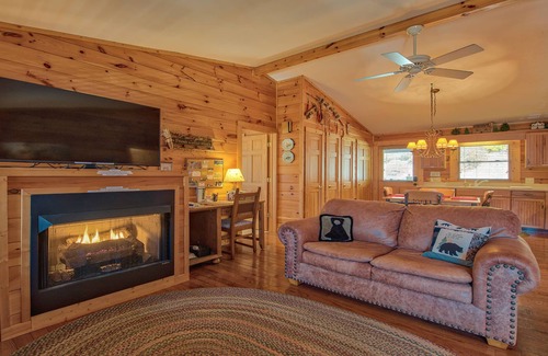 Maggie Valley Cabin | COLORS in NOV. OPENINGS Mt. Views, Attached Garage, Flat Paved Parking, Pet Fee.