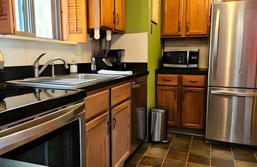 East Stroudsburg Ski Chalet | ColorSplash Lodge: Camelbeach just mins away!