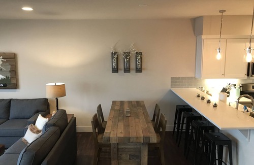 Troutdale House | Columbia Gorge Industrial Loft on 2nd Street - 2 bdrm plus Den