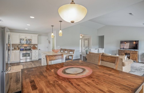 Sunland Estates House | Columbia River views | Close to The Gorge | Dogs OK