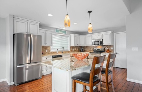 Sunland Estates House | Columbia River views | Close to The Gorge | Dogs OK
