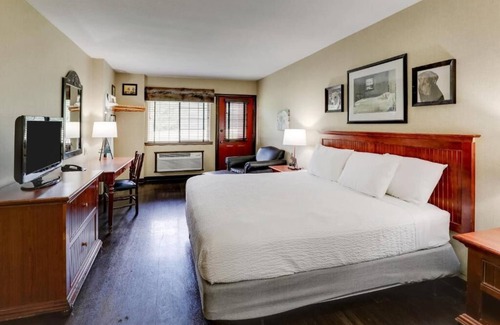 Columbia Hotel | Columbia's Welcoming Retreat with Rustic-Themed Rooms & Heated Pools