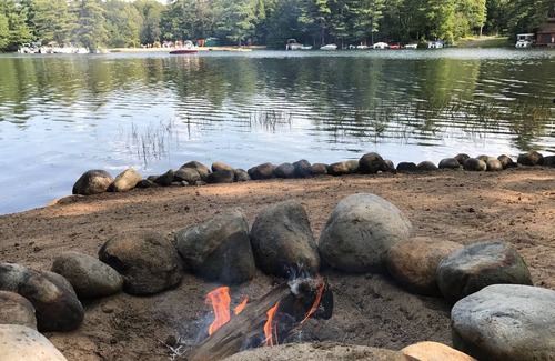 Woodgate House | Come and enjoy "The Lake House"