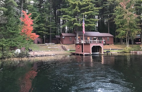 Woodgate House | Come and enjoy "The Lake House"