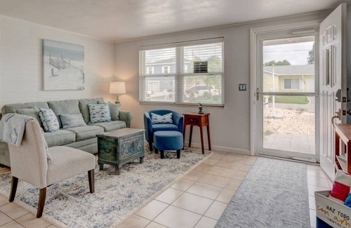 Hudson House | Come and stay where the Dolphins' Play