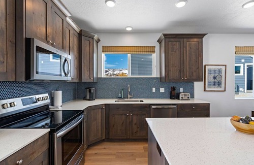 Sweetwater House | Come enjoy a centrally located escape at Bear Lake. Hot Tub and Game Room!