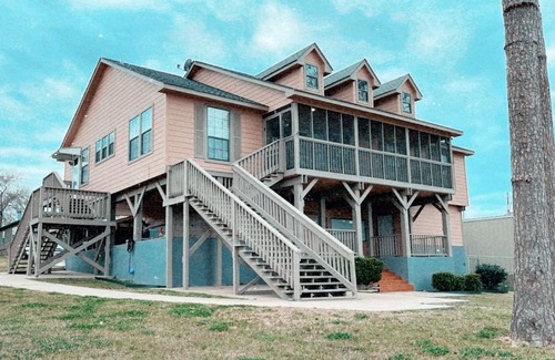 Oakhurst House | Come relax at this beautiful Livingston lake front!