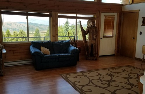 Inkom Cabin | Come stay at the McMinn Inn and enjoy the mountian views!