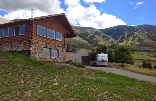 Inkom Cabin | Come stay at the McMinn Inn and enjoy the mountian views!
