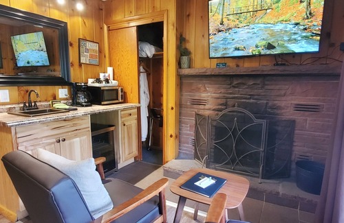 Estes Park Hotel | Come stay at the Rustic River Lodge for unbelievable views!
