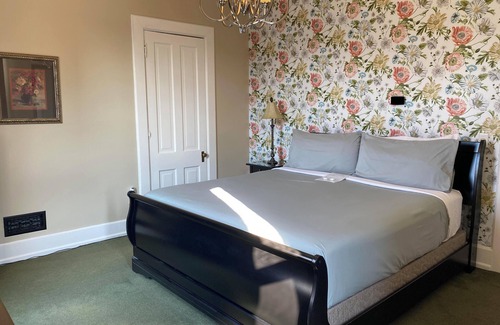 Central Business District Bed & Breakfast | Come stay with us, you'll see why we are ranked #1 lodging in Kalamazoo, MI.