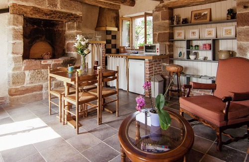 Saint-Bonnet-la-Riviere Cottage | Comfortable gîte with swimming pool