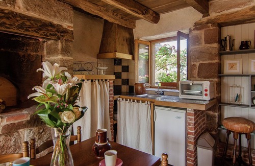 Saint-Bonnet-la-Riviere Cottage | Comfortable gîte with swimming pool