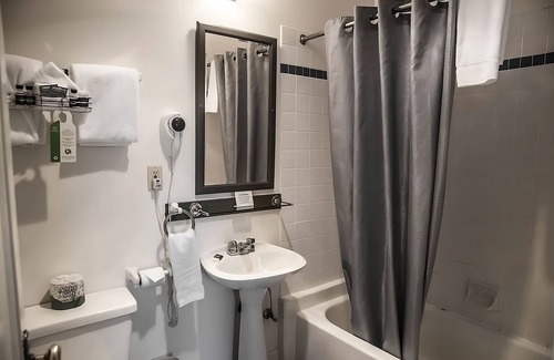 Hood River Hotel | Comfort & Convenience! Minutes to Hood River Waterfront Park, Pets Allowed