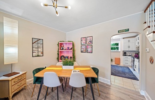 Royersford House | Comfort, Fun & Retro Retreat