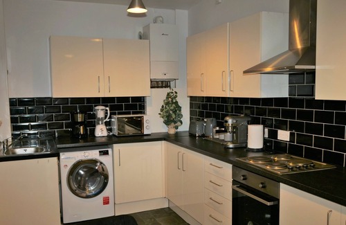 Bolton House | Comfort Home From Home Bolton Central Hilden St - Sleeps - 10