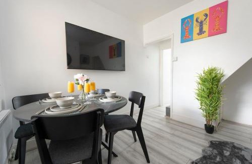 Bensham Manor House | Comfort Meets Style, 4-Bedroom Home with All Essentials, Croydon, Sleeps 8! Contractor & Group Friendly!