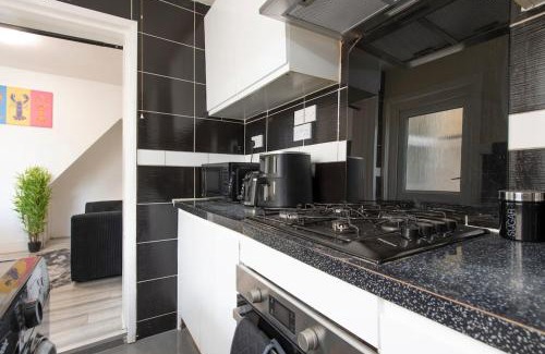 Bensham Manor House | Comfort Meets Style, 4-Bedroom Home with All Essentials, Croydon, Sleeps 8! Contractor & Group Friendly!