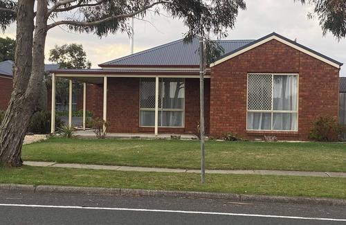 Warrnambool Apartment | Comfort on Moore Is a two bedroom fully furnished Apartment and is dog friendly