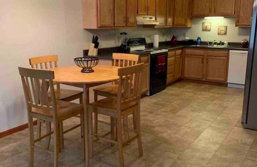 Middletown House | Comfort on the Court 3 Bed/2 Bath Sleeps 6