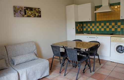 Loriol-du-Comtat Hotel | Comfort room with kitchen lounge in the heart of Vaucluse.