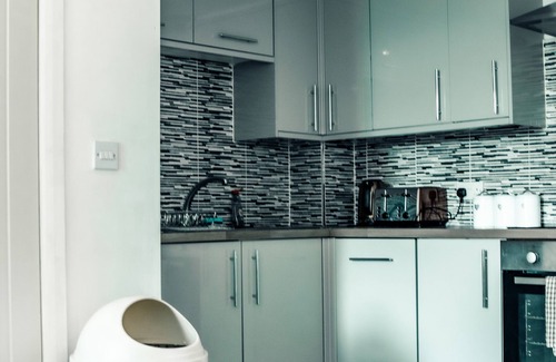 Kirkheaton Apartment | Comfort Spacious Lux Modern One Bed Maisonette King Size Bed At DealHouse 4