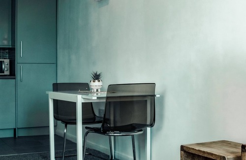 Kirkheaton Apartment | Comfort Spacious Lux Modern One Bed Maisonette King Size Bed At DealHouse 4