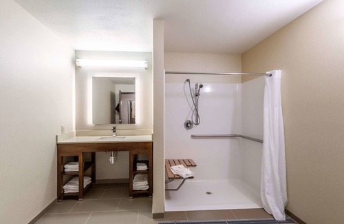 Escanaba Hotel | Comfort Suites Escanaba West