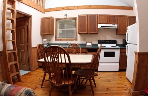 St. James House | Comfortable 1 Bedroom Cabin with Added Loft, Full Kitchen & LIving Area