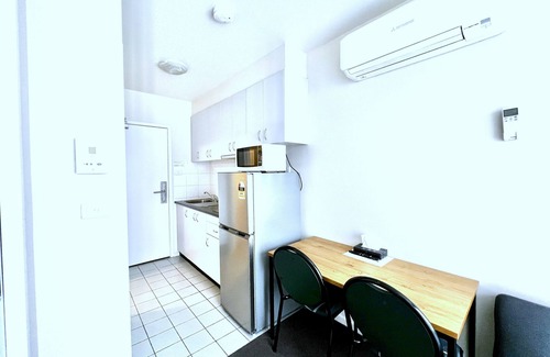 Carlton South Apartment | Comfortable 1-Bedroom Apartment for 2 Guests in Melbourne CBD