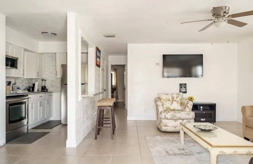 Oakland Park Apartment | Comfortable 2 beds 1 bath 5 people can sleep
