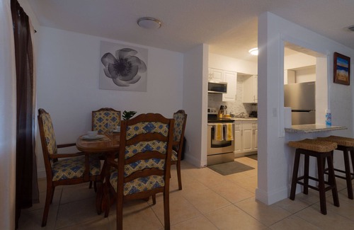 Oakland Park Apartment | Comfortable 2 beds 1 bath 5 people can sleep