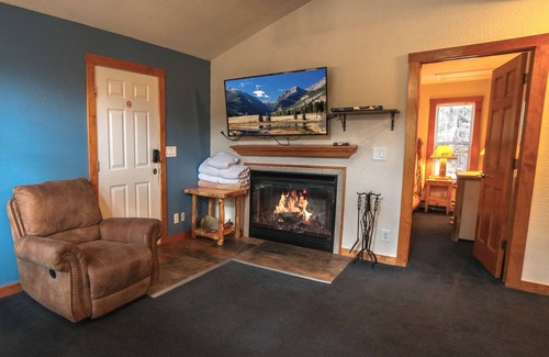 Estes Park Ski Chalet | Comfortable 3 bedroom with Personal Hot tub on deck