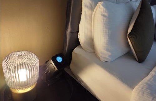 Chapeltown House | Comfortable 3 Bedrooms Leeds Beach House - Ideal for Family and Contractors - Free WIFI, Projector in bedroom and Free Parking for 2 cars