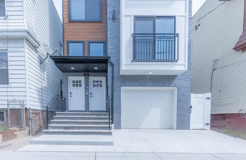 Lower Vailsburg Apartment | Comfortable 3BR/2BA Home , 2 Units in One+ Great for Family Trips +Free Parking