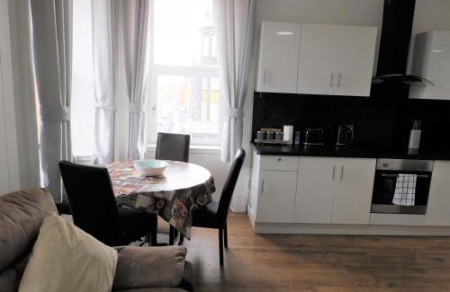 Paisley Apartment | Comfortable 4 bed Apt in Paisley Next to Station