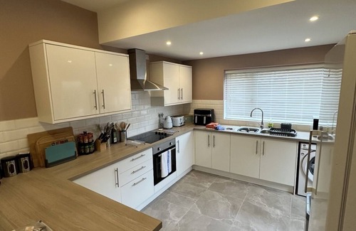 Birkenhead House | Comfortable 4 Bedroom Townhouse