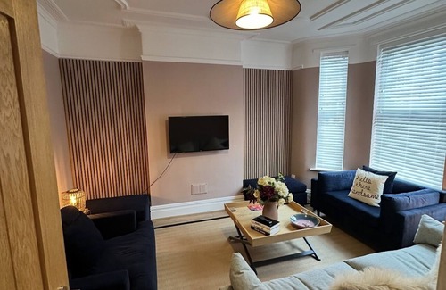 Birkenhead House | Comfortable 4 Bedroom Townhouse