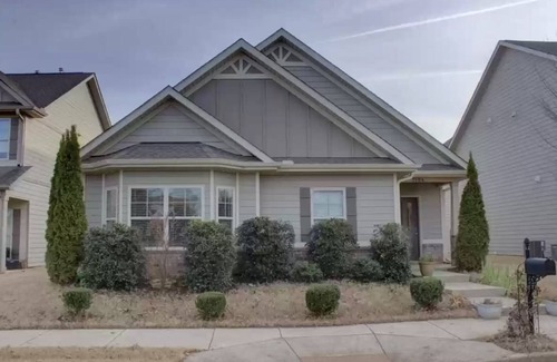 Normal House | Comfortable 4 bedroom close to everything in a quite neighborhood.