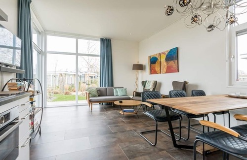 Burgh-Haamstede House | Comfortable 4-person chalet with living room with sofa and 2 lovely armchairs, air conditioning, 2 b