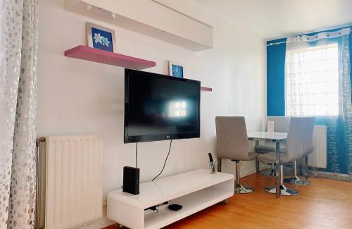 Faubourg de l'Arche Apartment | Comfortable 50 m apartment with parking