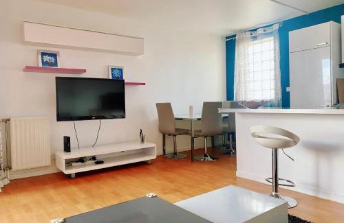 Faubourg de l'Arche Apartment | Comfortable 50 m apartment with parking